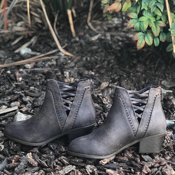 😍restock Brown criss cross v cut booties - Picture 5 of 8